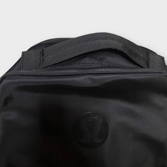 Lululemon New Crew Backpack 22 L with Keychain in Black - OPEN TO GOOD O… - Picture 5 of 12